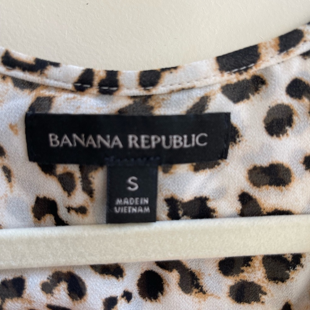 BANANA REPUBLIC animal print pleated top - Picture 7 of 8